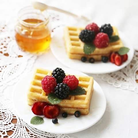 Waffles with fruit and maple syrup