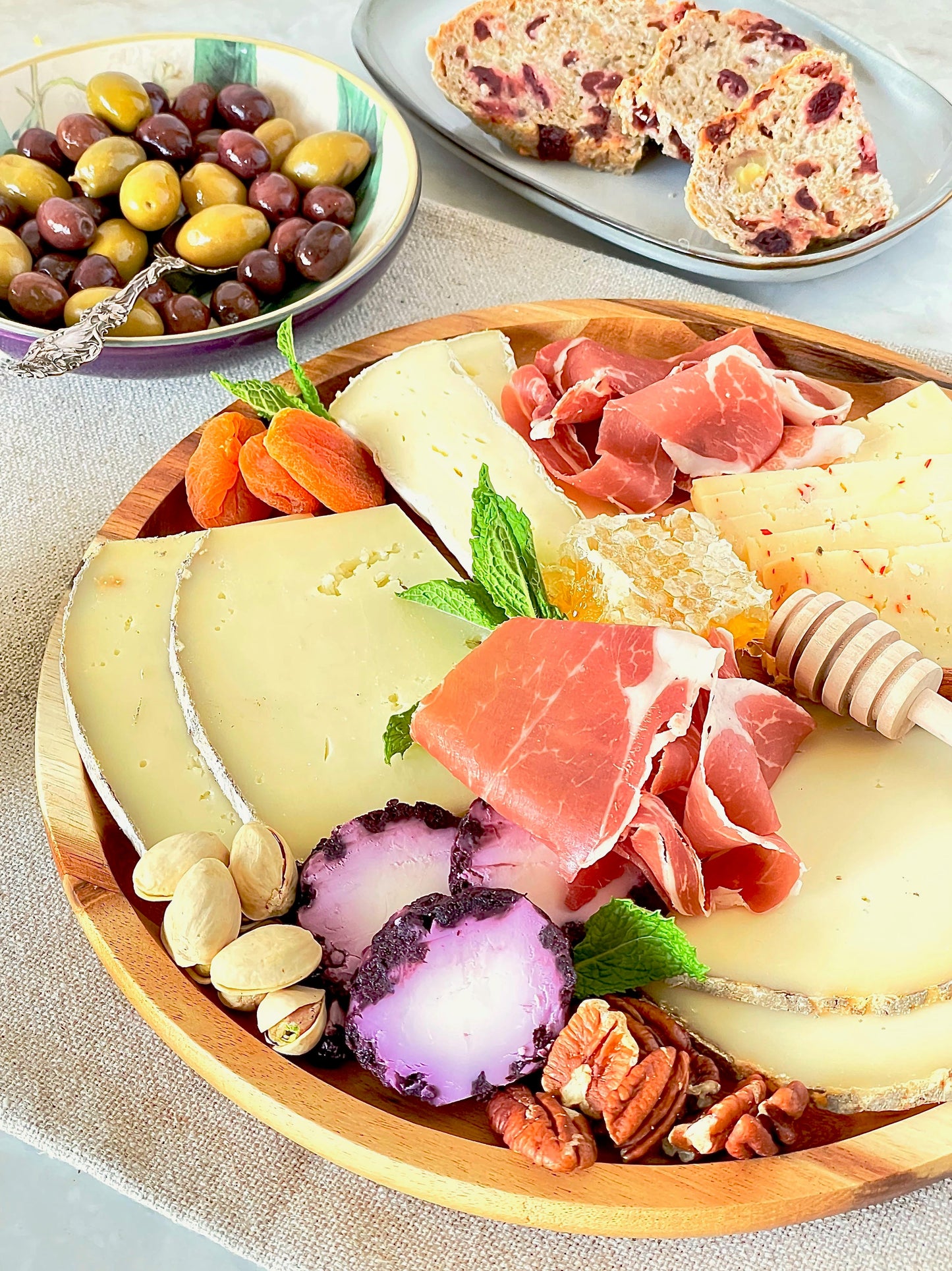 2 Medium-sized Acacia platters for Pizza and Salad party serving set (14” and 8” round) WL-555043