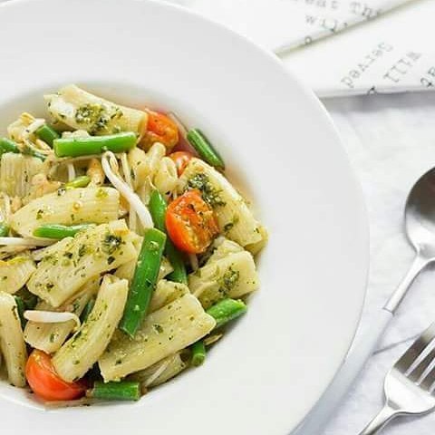 Pasta with asparagus and tomato