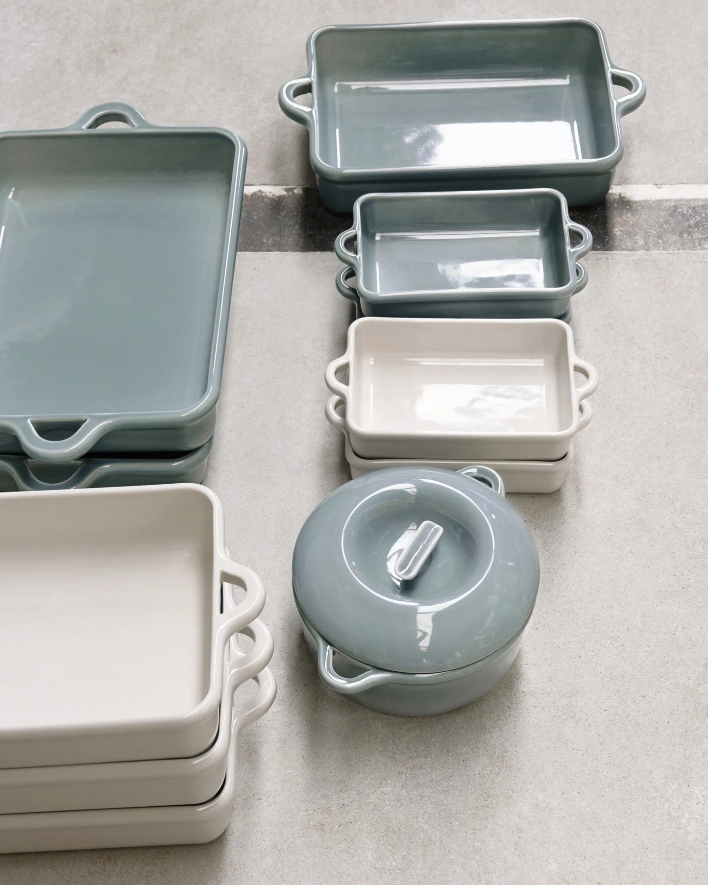 Revol BOMBANCE ROUND COCOTTE 19CM OVEN WITH PORCELAIN LID Cloud Grey SKU: '660132