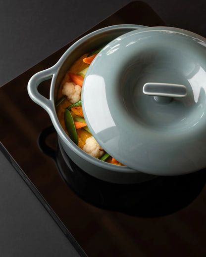 Revol BOMBANCE ROUND COCOTTE 26CM INDUCTION WITH PORCELAIN LID Cloud Grey Induction SKU: '660140